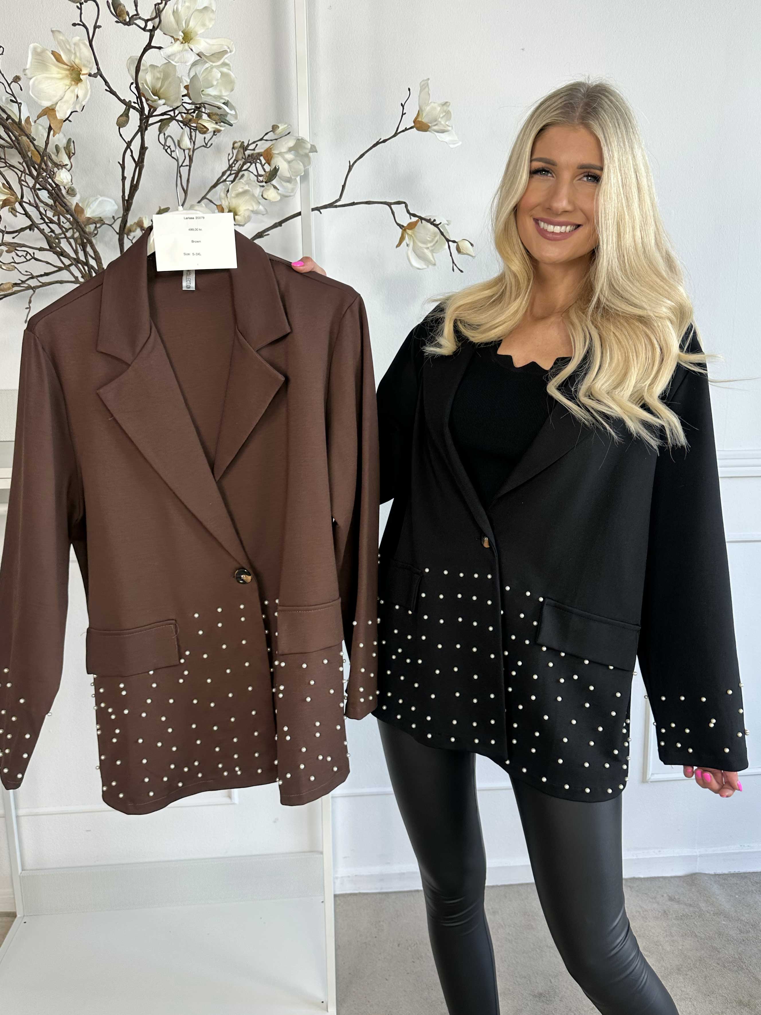 Larissa - Oversized blazer med hvide perler